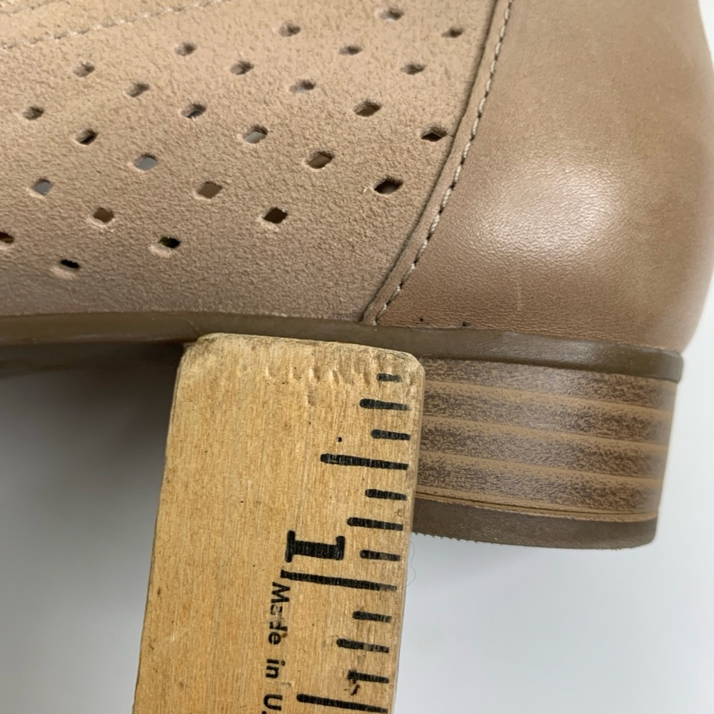 Clarks Women's Collection Juliet Hayes Perforated Flats Sand Suede Sz 8 M - Picture 10 of 11